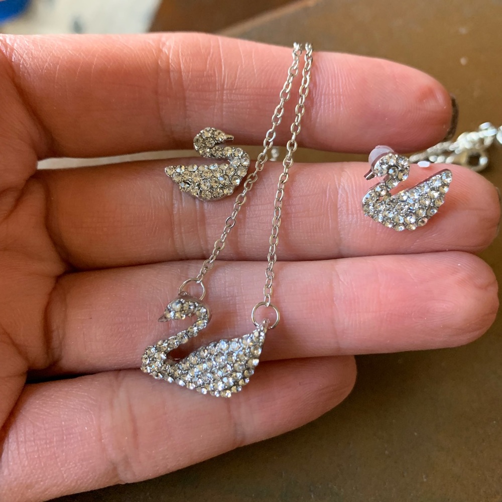 Beautiful Silver Plated Swan Necklace/Earrings 🌼 - Picture 3 of 6
